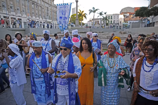 Người dân Brazil ca hát trong lễ kỷ niệm công nhận bến tàu Valongo là Di sản thế giới của UNESCO.