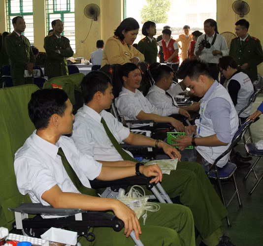 Các CBCS Công an Hà Nam hăng hái tham gia hiến máu nhân đạo.