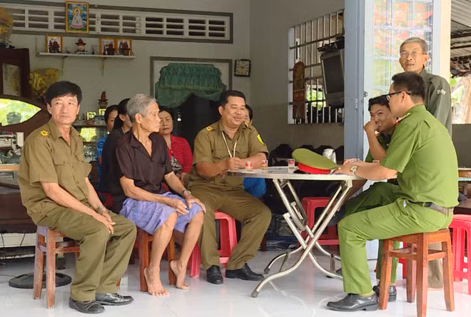 Công an xã Trường Long, huyện Phong Điền (Cần Thơ) thường xuyên tiếp xúc với người dân nhằm vận động bảo đảm ANTT tại địa phương.