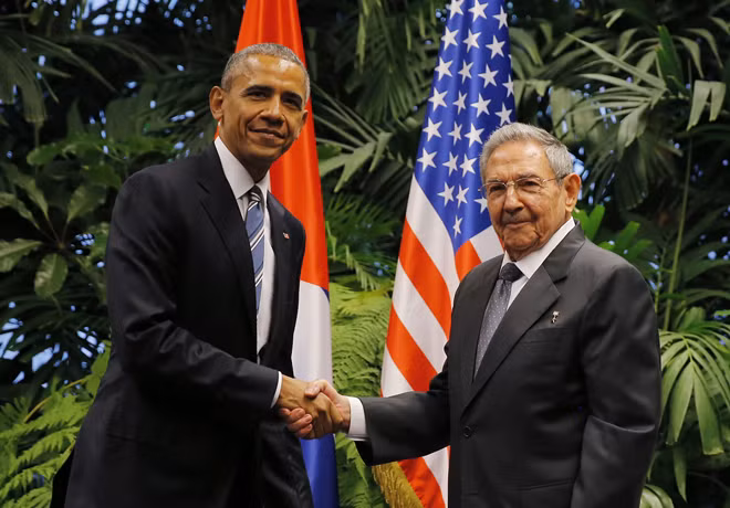 Cái bắt tay giữa ông Obama (trái) và Chủ tịch Raul Castro làm mọi người tin tưởng rằng, việc quan hệ Mỹ - Cuba được khôi phục chỉ còn là vấn đề thời gian