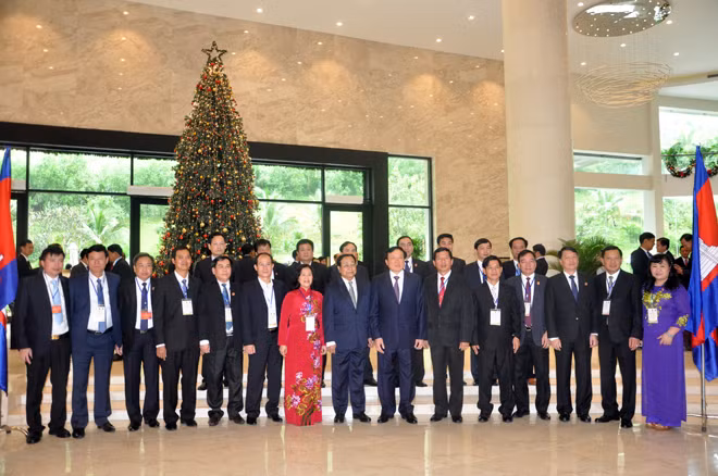 Đại biểu tham dự hội nghị chụp ảnh lưu niệm cùng Chánh án TAND tối cao ba quốc gia.