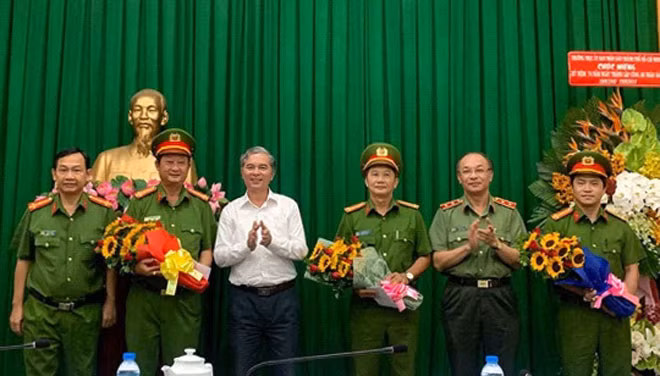Phòng Cảnh sát điều tra tội phạm về ma túy được UBND TP và Giám đốc Công an TP Hồ Chí Minh khen thưởng.