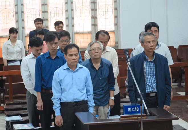 Các bị báo tại phiên toà xét xử.