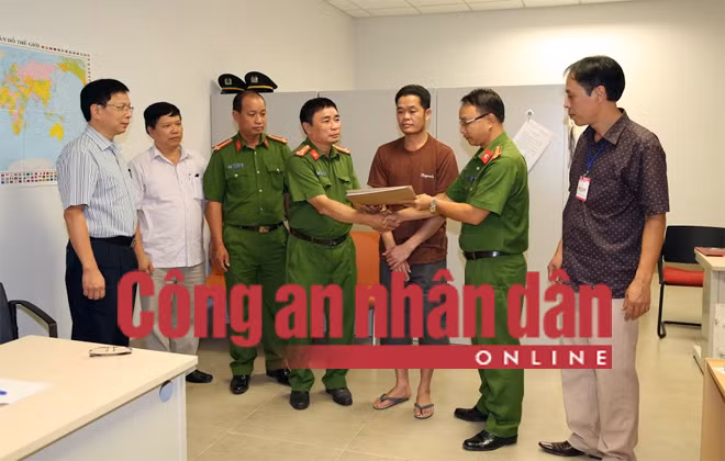 Cục Cảnh sát truy nã tội phạm bàn giao hồ sơ, đối tượng truy nã cho Công an tỉnh Điện Biên (đối tượng mặc áo phông nâu đứng thứ 3 từ bên phải ảnh sang).