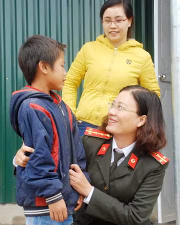 Đại úy Cao Thị Hồng, Phó trưởng Ban Pháp luật – Bạn đọc, Báo CAND trò chuyện với các em học sinh ở điểm trường Pa Thoóng 2. Đại úy Cao Thị Hồng, Phó trưởng Ban Pháp luật – Bạn đọc, Báo CAND trò chuyện với các em học sinh ở điểm trường Pa Thoóng 2.