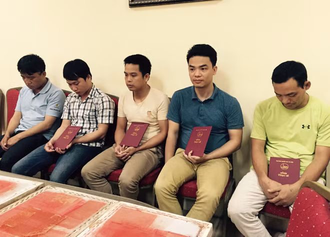 Đối tượng và tang vật vụ án.