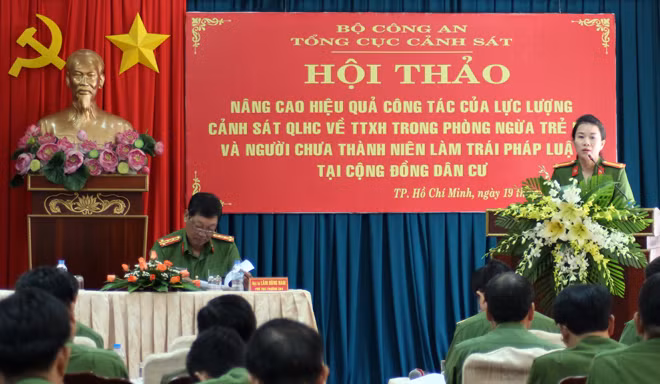 Trung tá Huỳnh Thị Thu Trang (đứng), Phó Trưởng phòng PC64 Công an TP. Hồ Chí Minh phát biểu tham luận.