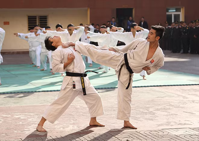Các chiến sĩ Cảnh vệ rèn luyện võ thuật để sẵn sàng ứng phó mọi tình huống khi thực hiện nhiệm vụ.