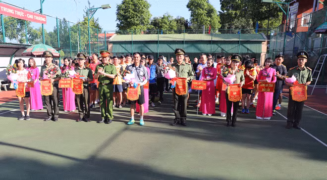Đại tá Lê Vinh Quy – Phó Giám đốc Công an tỉnh Đắk Nông trao cờ lưu niệm cho đại diện các đơn vị.