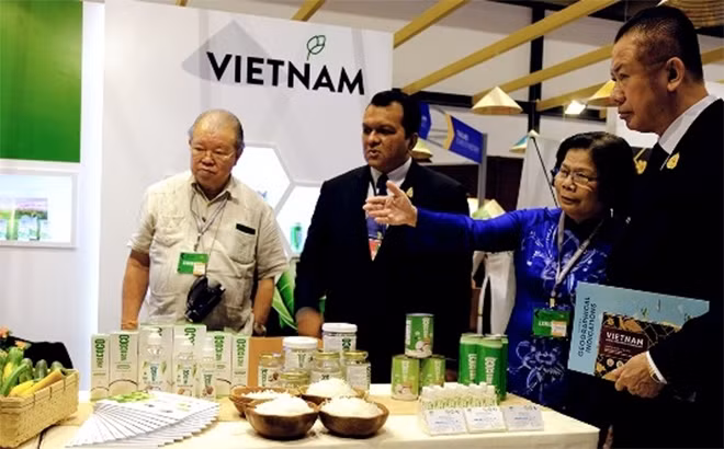Bà Vũ Kim Hạnh, Chủ tịch Hội DN HVNCLC giới thiệu sản phẩm nông nghiệp hữu cơ Việt Nam với đối tác Thái Lan. Bà Vũ Kim Hạnh, Chủ tịch Hội DN HVNCLC giới thiệu sản phẩm nông nghiệp hữu cơ Việt Nam với đối tác Thái Lan.