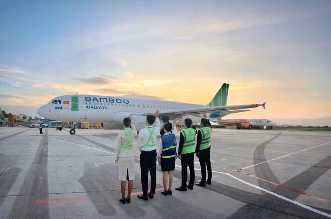 Đội ngũ đại diện của Bamboo Airways tại các sân bay luôn chủ động để đưa ra các giải pháp phối hợp nhuần nhuyễn với các nhà cung cấp dịch vụ mặt đất, xăng dầu, suất ăn… để tăng cường nguồn lực nhằm rút ngắn thời gian phục vụ mặt đất, đặc biệt là giảm tải các chuyến bay bị chậm giờ do hiệu ứng chậm dây chuyền… Trung bình thời gian máy bay quay đầu tại mỗi sân bay có thể rút ngắn được từ 5 – 10 phút thông qua giải pháp chủ động này.