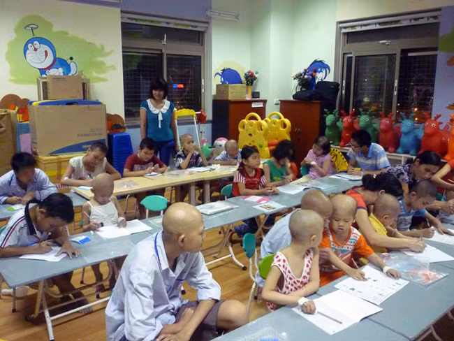 Bệnh nhi ung thư trong lớp học Nhân ái tại Viện Huyết học Trung ương.