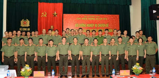 Đại biểu giao lưu cùng các học viên tham gia bồi dưỡng. Đại biểu giao lưu cùng các học viên tham gia bồi dưỡng.