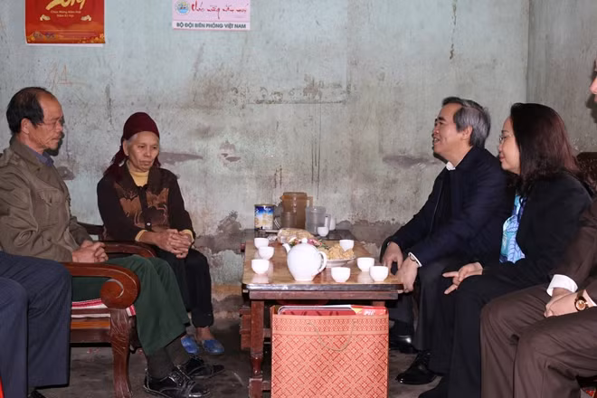Đồng chí Nguyễn Văn Bình thăm và tặng quà gia đình thương binh Đinh Văn Tuệ.