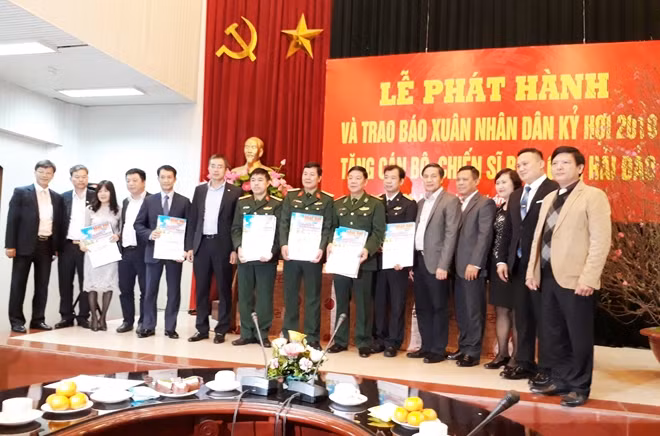 Lãnh đạo Báo Nhân dân và các nhà tài trợ trao tặng Báo Nhân dân Xuân Kỷ Hợi 2019 cho đại diện các đơn vị.