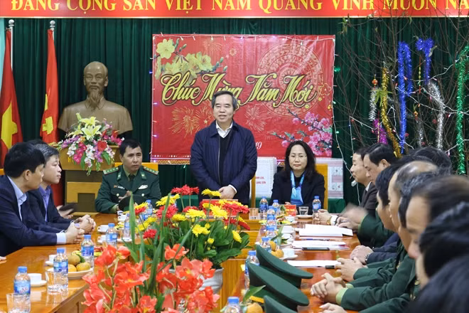 Đồng chí Nguyễn Văn Bình thăm và tặng quà Đồn Biên phòng Thanh Lòa.