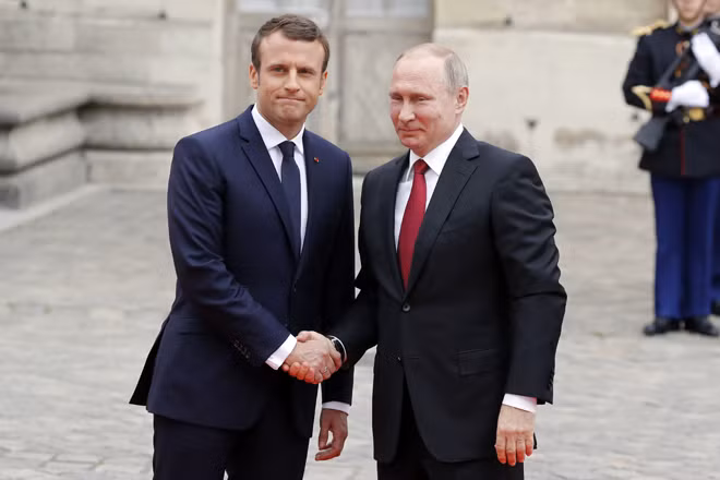 Tổng thống Pháp Emmanuel Macron (trái) đón Tổng thống Nga Vladimir Putine trước sân Cung điện Versailles.