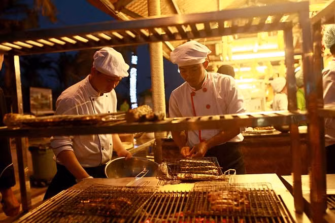 Nguyên liệu tươi sống được tuyển chọn kỹ lưỡng và chế biến ngay tại chỗ bởi những đầu bếp chuyên nghiệp.