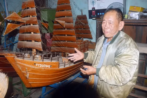 Lão ngư Lương Thửng bên những chiếc tàu thuyền mi ni do ông tự đóng để... ngắm.