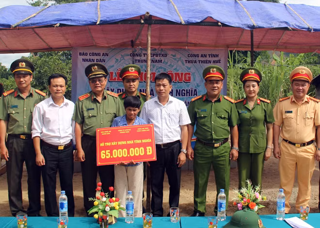 Trung tướng Lê Ngọc Nam, nguyên Phó Tổng cục trưởng Tổng cục Chính trị CAND cùng đại diện Báo CAND, Trungnam Group, Công an tỉnh Thừa Thiên - Huế trao tiền xây nhà tình nghĩa cho Công an viên Nguyễn Đăng Kỳ. Trung tướng Lê Ngọc Nam, nguyên Phó Tổng cục trưởng Tổng cục Chính trị CAND cùng đại diện Báo CAND, Trungnam Group, Công an tỉnh Thừa Thiên - Huế trao tiền xây nhà tình nghĩa cho Công an viên Nguyễn Đăng Kỳ.