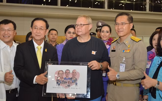 Ông Robert Charles Harper được tặng ảnh lưu niệm ở sân bay.