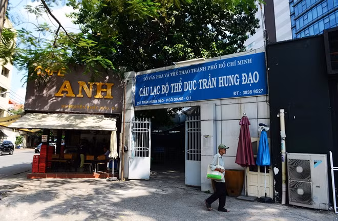 Tại địa chỉ 257 Trần Hưng Đạo (quận 1), khu đất có diện tích 2.374m2, được UBND thành phố giao cho Trung tâm Huấn luyện và Thi đấu thể dục thể thao trực thuộc Sở Văn hóa - Thể thao quản lý từ khi thành lập (21-3-2013). Hiện nay, khu đất được cho thuê, liên doanh liên kết bằng 3 hợp đồng cho thuê để làm 2 phòng tập thể hình (514m2) và kinh doanh quán cà phê.