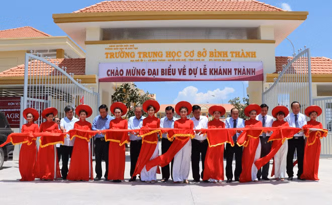 Phó Thủ tướng Thường trực Trương Hòa Bình, nguyên Chủ tịch nước Trương Tấn Sang cùng các đại biểu cắt băng khánh thành Trường THCS Bình Thành. Ảnh: TTXVN Phó Thủ tướng Thường trực Trương Hòa Bình, nguyên Chủ tịch nước Trương Tấn Sang cùng các đại biểu cắt băng khánh thành Trường THCS Bình Thành. Ảnh: TTXVN