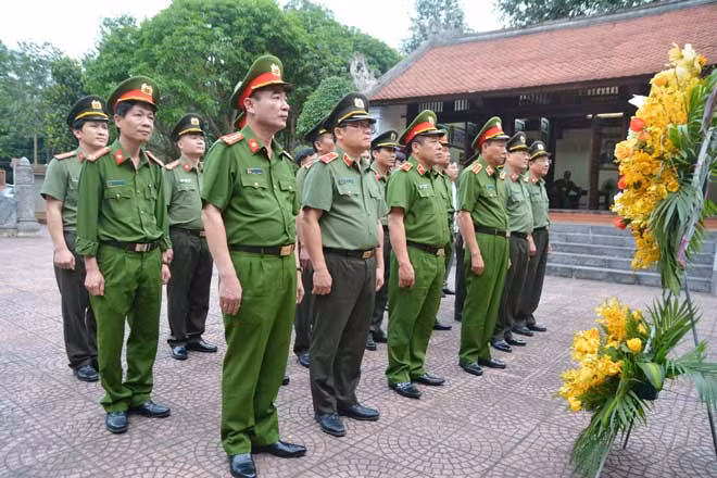 Đoàn đại biểu dâng hoa, dâng hương tại Nhà tưởng niệm cố Bộ trưởng Trần Quốc Hoàn 6.
