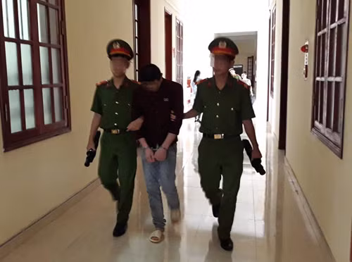 Nguyễn Văn Khanh bị dẫn giải về trại.