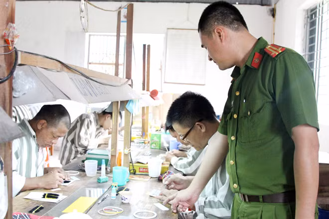 Hướng dẫn phạm nhân lao động tại Trại giam số 3.