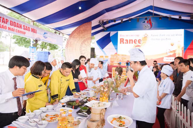 Ban giám khảo chấm điểm hội thi Mekong Chef 2016. Ban giám khảo chấm điểm hội thi Mekong Chef 2016.