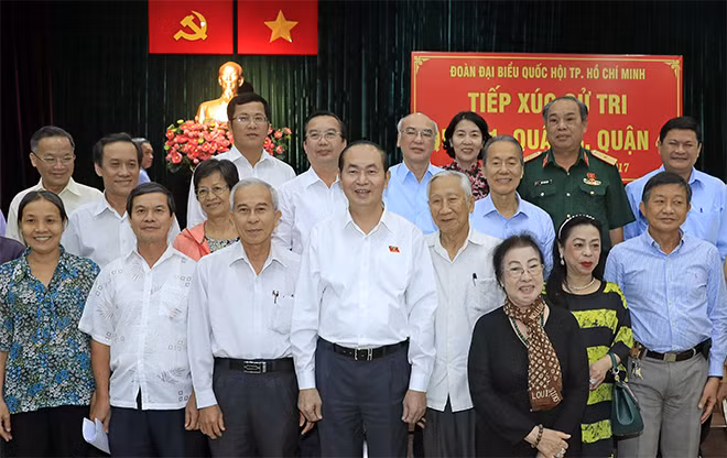 Chủ tịch nước Trần Đại Quang cùng các đại biểu trong buổi tiếp xúc cử tri quận 1, quận 3 và quận 4 (TP Hồ Chí Minh). Ảnh: TTXVN.