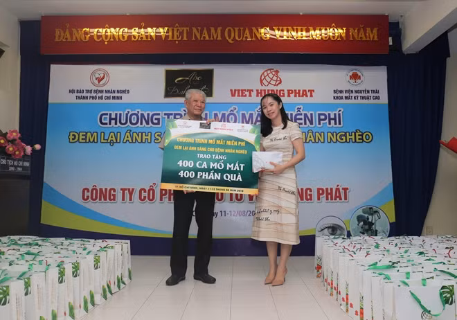 Việt Hưng Phát trao tặng số tiền mổ mắt miễn phí cho 400 bệnh nhân khó khăn thông qua Hội BTBNN.