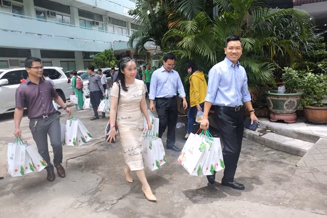 Những món quà ý nghĩa được Việt Hưng Phát mang đến chia sẻ cùng 400 bệnh nhân.