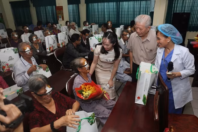 Đại diện Việt Hưng Phát, bệnh viện và Hội BTBNN ân cần tặng quà cho bệnh nhân.