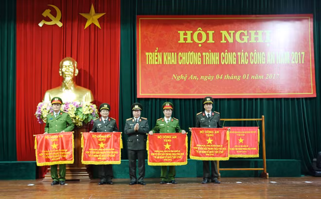 Thứ trưởng Bùi Văn Nam trao cờ thi đua “Vì ANTQ” cấp cơ sở của Bộ Công an tặng một số đơn vị đẫn đầu phong trào thi đua