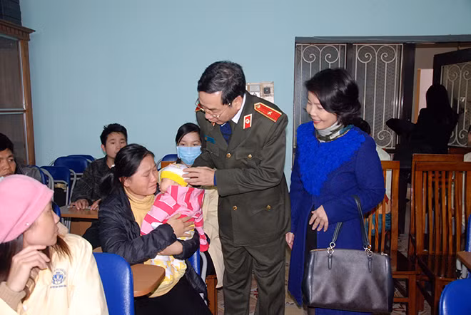 Thiếu tướng Phạm Văn Miên ân cần thăm hỏi các bệnh nhân nhi và gia đình.