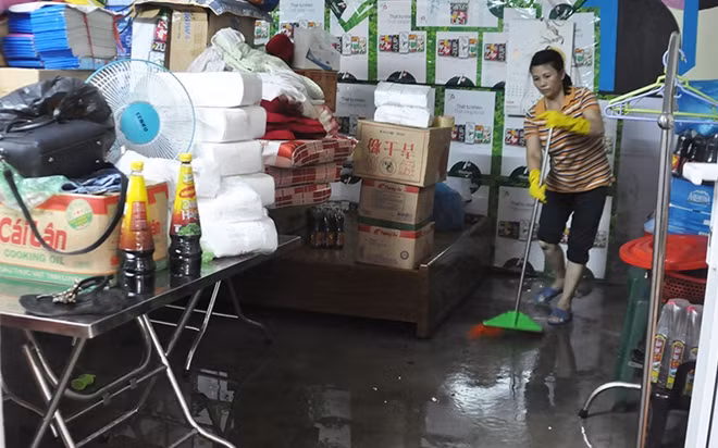 Người dân dọn dẹp, di chuyển tài sản lên vị trí cao hơn để chống ngập úng.