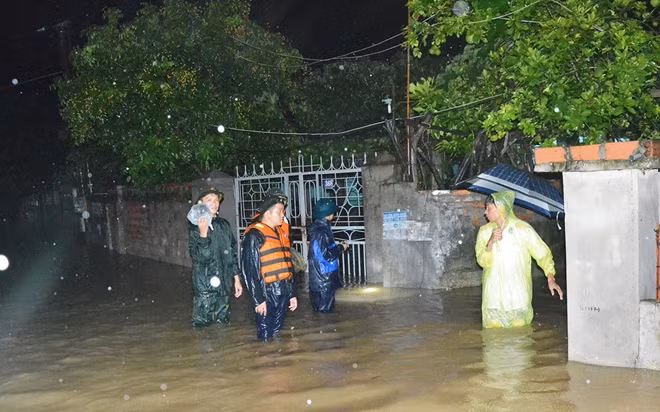 Thời điểm này, các lực lượng chức năng đã huy động tối đa lực lượng hỗ trợ người dân chủ động khắc phục hậu quả ngập lụt do mưa lũ.
