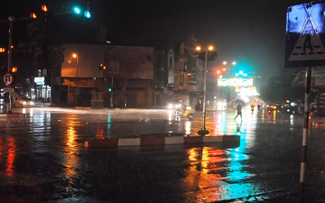 Đến 23h00', lượng mưa đã giảm, trên các tuyến đường chính các phương tiện đã có thể lưu thông thuận lợi.