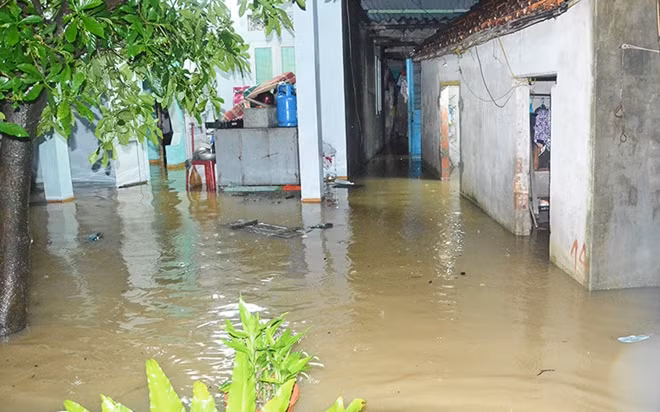 Cơn mưa lớn kéo dài khiến cho nhiều khu dân cư bị ngập cục bộ. Đến 22h30', ngày 5/7, nhiều hộ dân tổ 51, khu 5, phường Cao Thắng vẫn ngập sâu trong nước lũ.