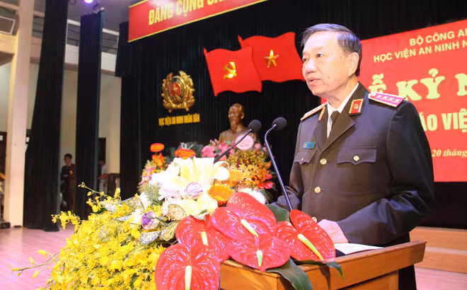 Bộ trưởng Tô Lâm yêu cầu mỗi nhà giáo, cán bộ quản lý giáo dục của Học viện ANND không ngừng học tập nâng cao trình độ, trau dồi tri thức, kiến thức và kinh nghiệm.