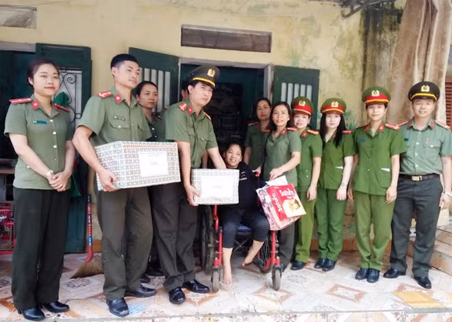 Đoàn thanh niên và Hội phụ nữ Công an tỉnh Thái Bình đã đến thăm và tặng gần 50 đầu sách. Đoàn thanh niên và Hội phụ nữ Công an tỉnh Thái Bình đã đến thăm và tặng gần 50 đầu sách.