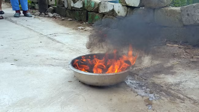 Nước giếng bốc cháy ngùn ngụt khi châm lửa.