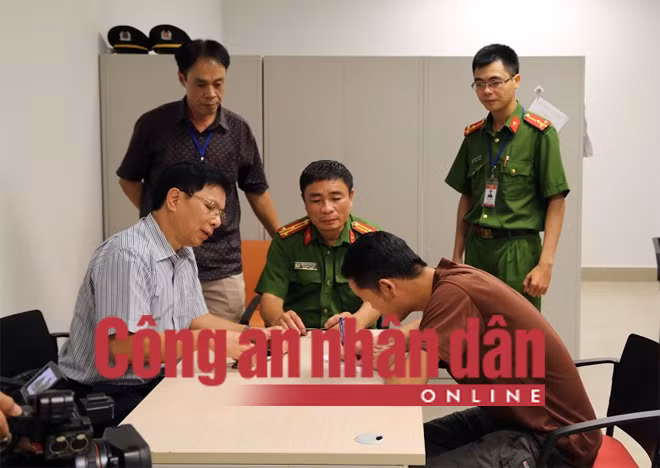 Lực lượng Công an tiến hành lấy lời khai ban đầu của đối tượng truy nã Tòng Văn Kiên (đối tượng mặc áo phông nâu, ngồi đầu tiên bên phải ảnh).