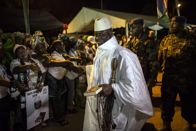 Tổng thống Jammeh phát sách cho người ủng hộ.