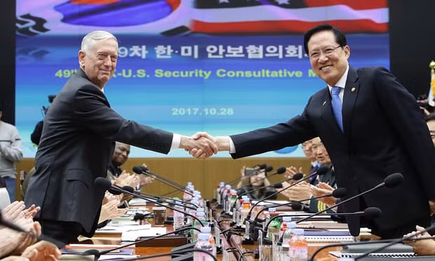 Bộ trưởng Quốc phòng Mỹ James Mattis bắt tay Bộ trưởng Quốc phòng Hàn Quốc Song Young-moo trước khi bắt đầu Hội nghị tham vấn an ninh. Ảnh: EPA