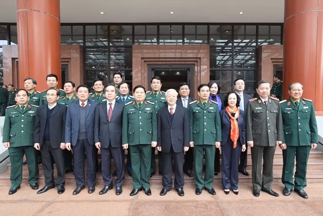 Tổng Bí thư Nguyễn Phú Trọng, Bí thư Quân ủy Trung ương và các đại biểu dự Hội nghị. Ảnh: TTXVN
