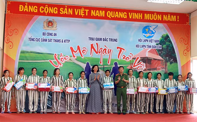 Các đại biểu trao quà cho các phạm nhân tại buổi truuyền thông.