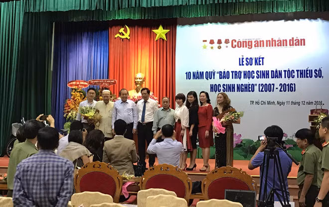 Doanh nhân Nguyễn Kim Thoa đứng đầu tiên từ phải sang. Doanh nhân Nguyễn Kim Thoa đứng đầu tiên từ phải sang.